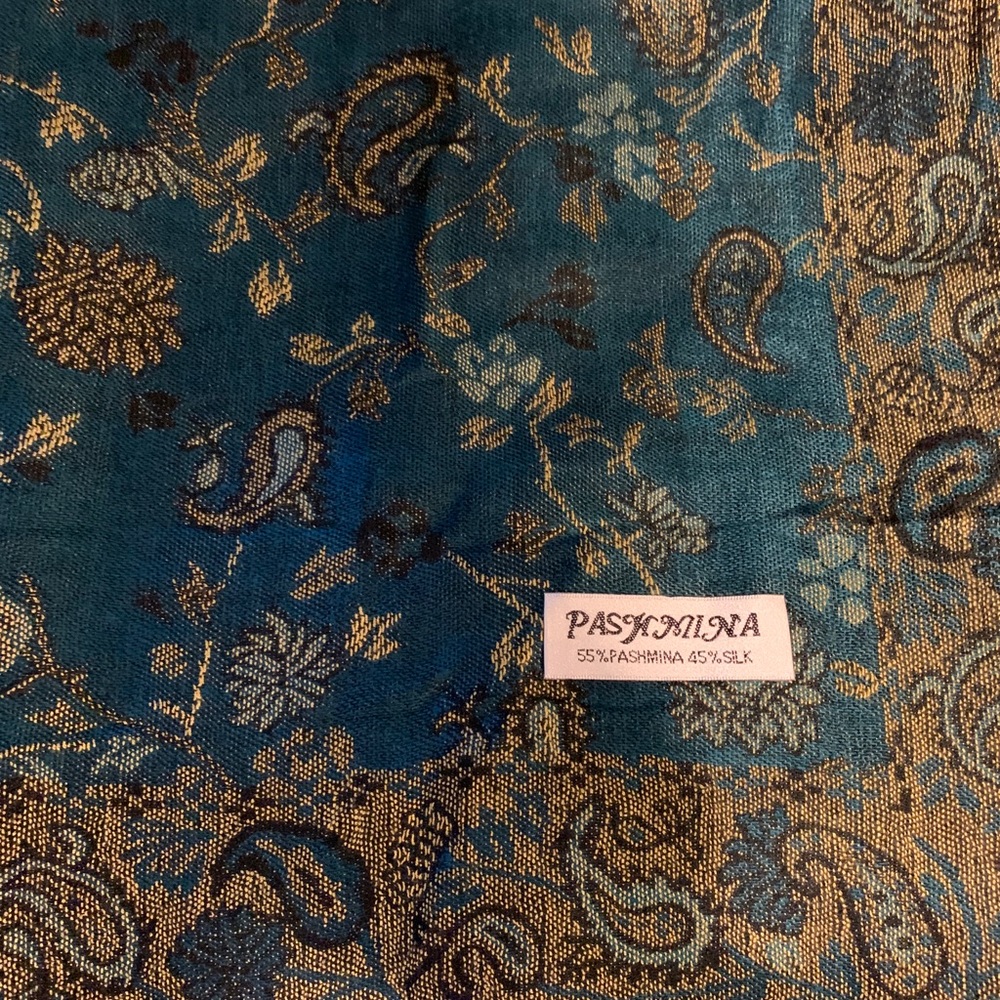 Pashmina and Silk Blend wrap - Picture 2 of 4